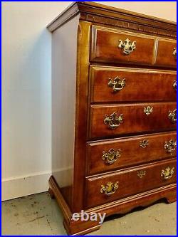 A Rare & Beautiful 20th Century Mahogany Chest Of Drawers In The Georgian Style