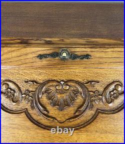 Rare Carved French oak beautiful bureaux / writting desk / Secretaire (LOT 1602)