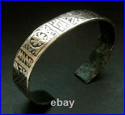 Very rare, complete, beautiful decorated ancient Viking bronze bracelet