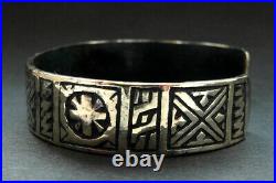 Very rare, complete, beautiful decorated ancient Viking bronze bracelet